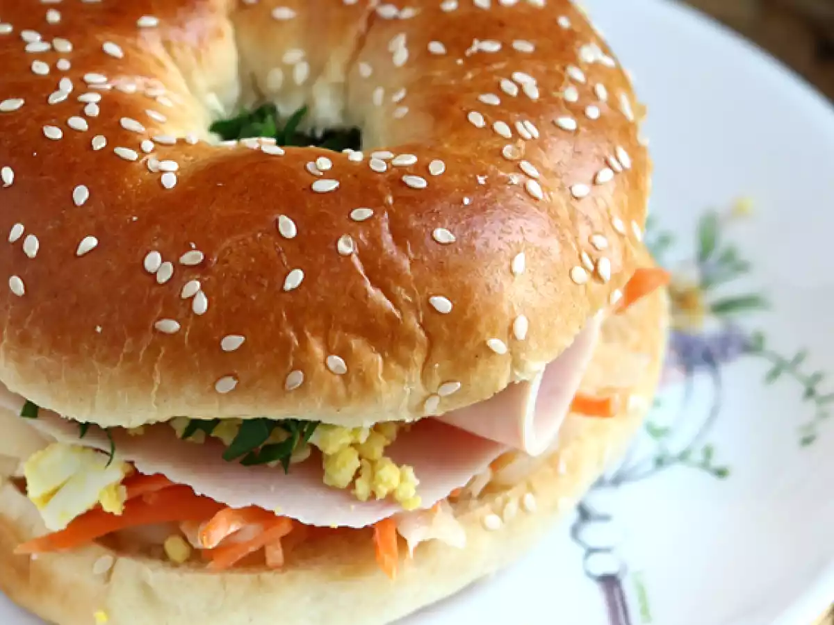 Bagel con tacchino, coleslaw e uovo sodo