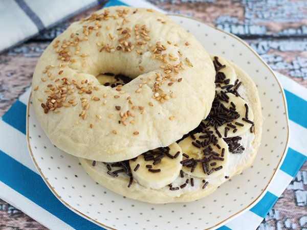 Bagel dolce con cioccolato e banana Bagel dolce con cioccolato e banana