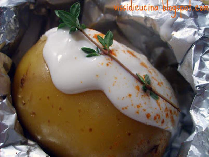 Baked potatoes con salsa alla crème fraîche ed erbe
