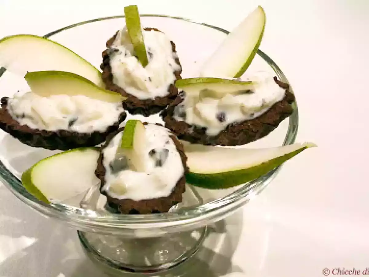 Barchette al cacao con ricotta, pere e cioccolato