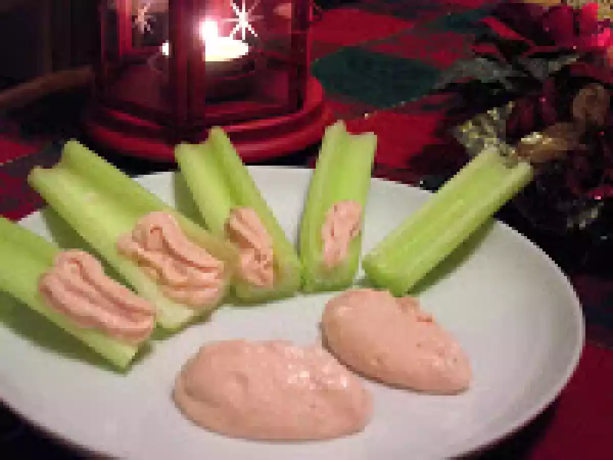 Barchette di sedano con crema di ricotta e salmone affumicato