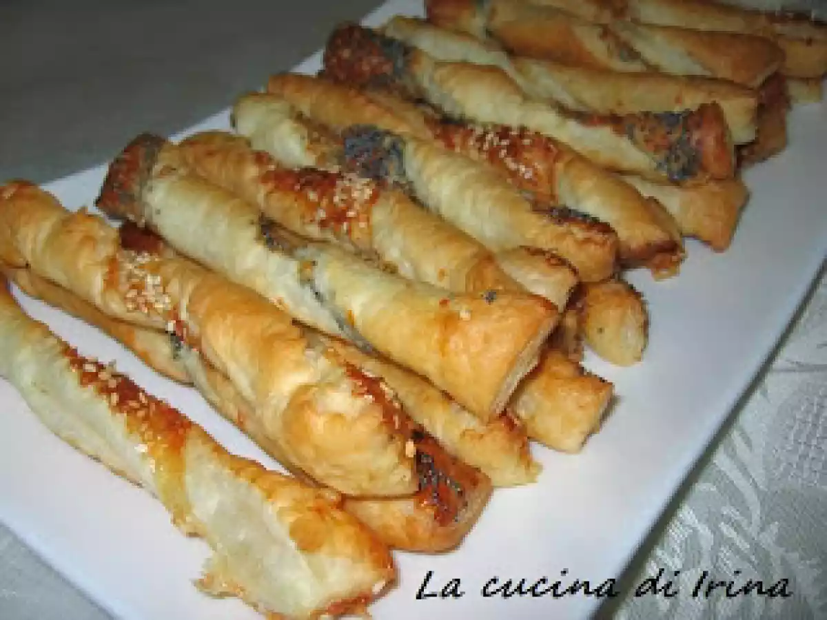 Bastoncini di pasta sfoglia al sesamo e papavero