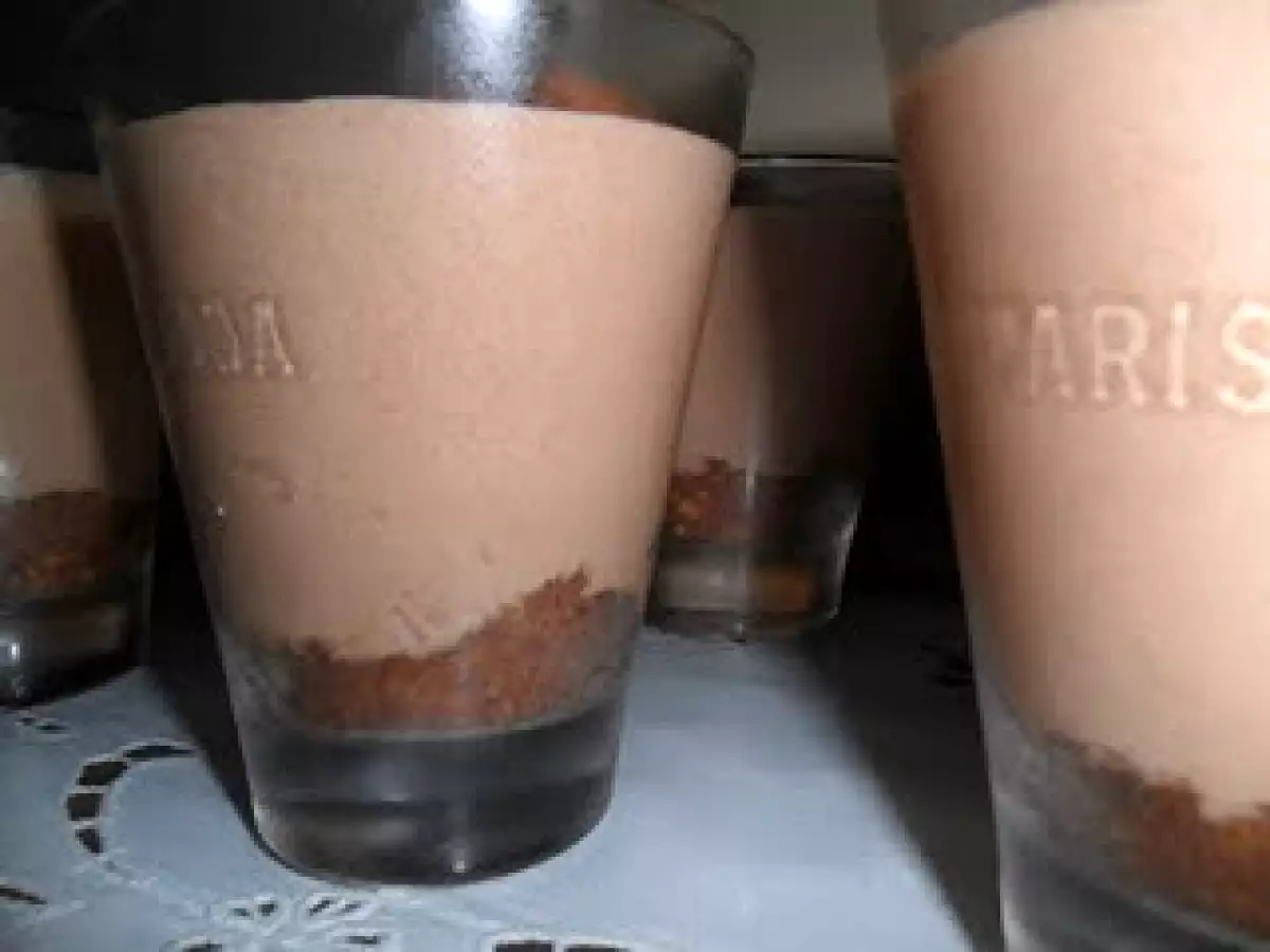 BAVARESE AL CIOCCOLATO FONDENTE CON LETTO DI BISCOTTO CROCCANTE. - foto 2