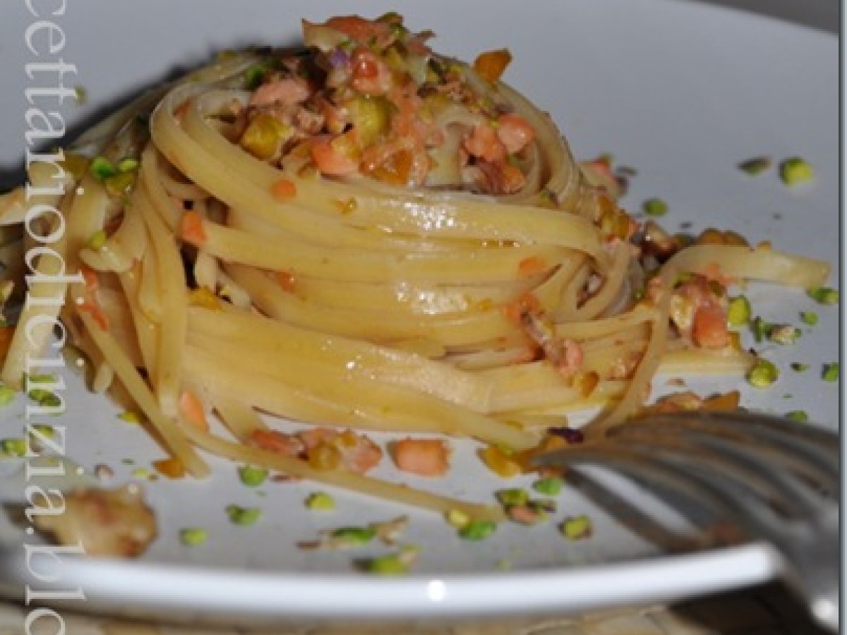 Bavette con salmone affumicato, pistacchi e noci