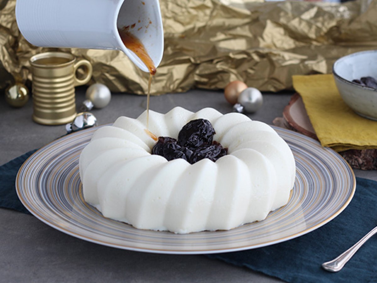 Biancomangiare al cocco con coulis di prugne secche