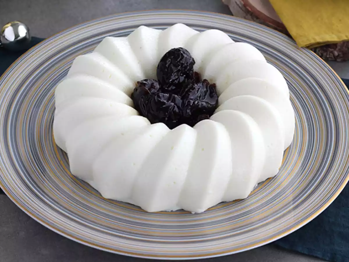 Biancomangiare al cocco con coulis di prugne secche - foto 2