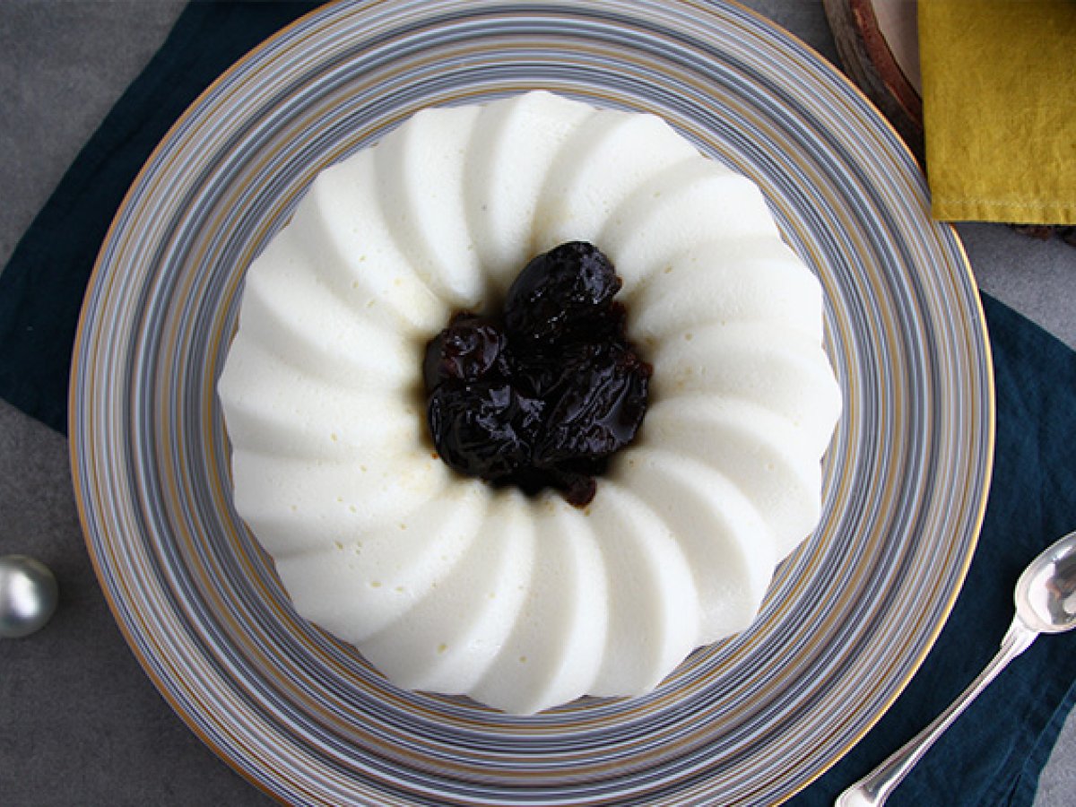 Biancomangiare al cocco con coulis di prugne secche - foto 4