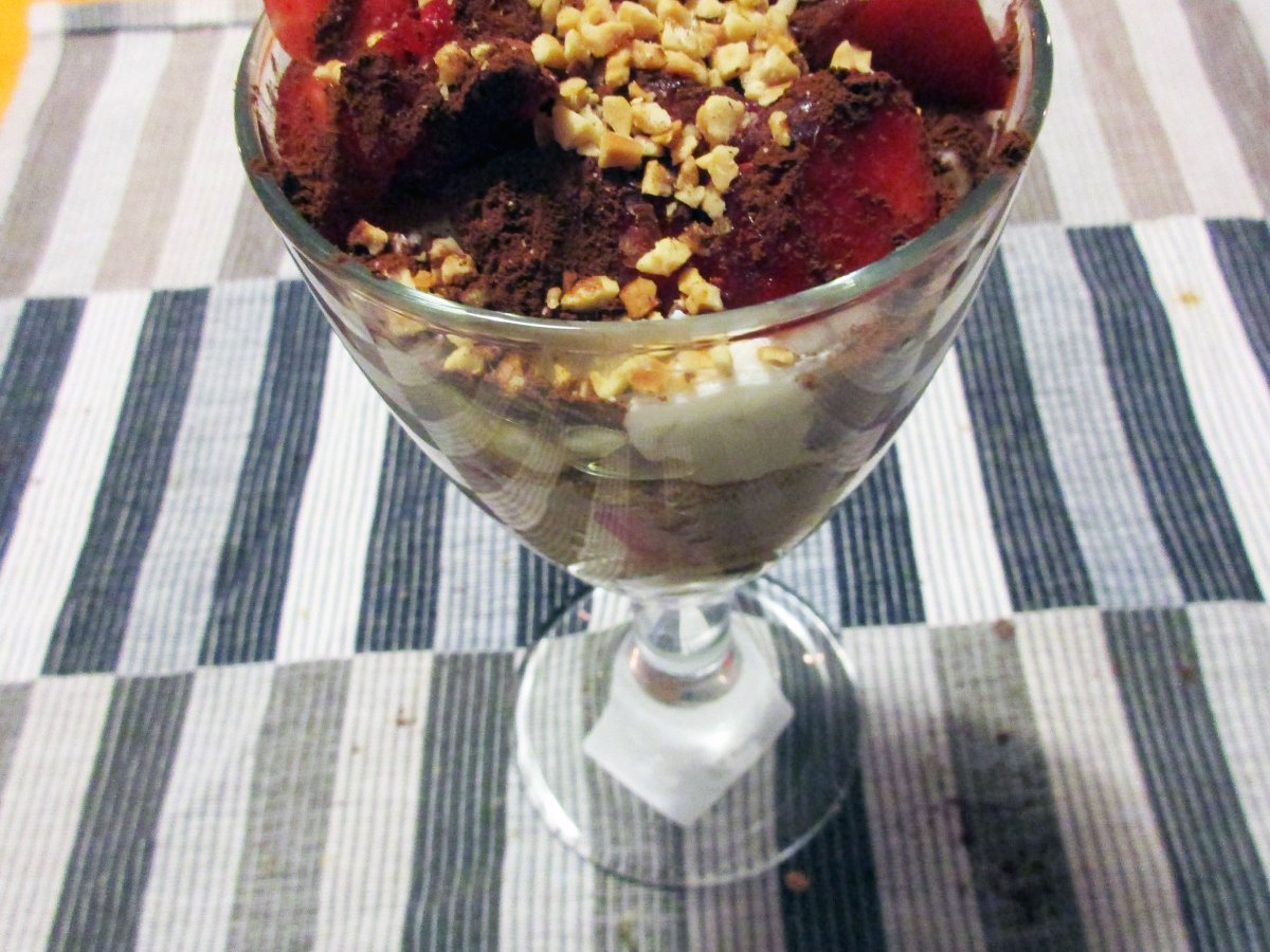 Bicchiere di fragole, biscotti sbriciolati e crema di ricotta e mascarpone