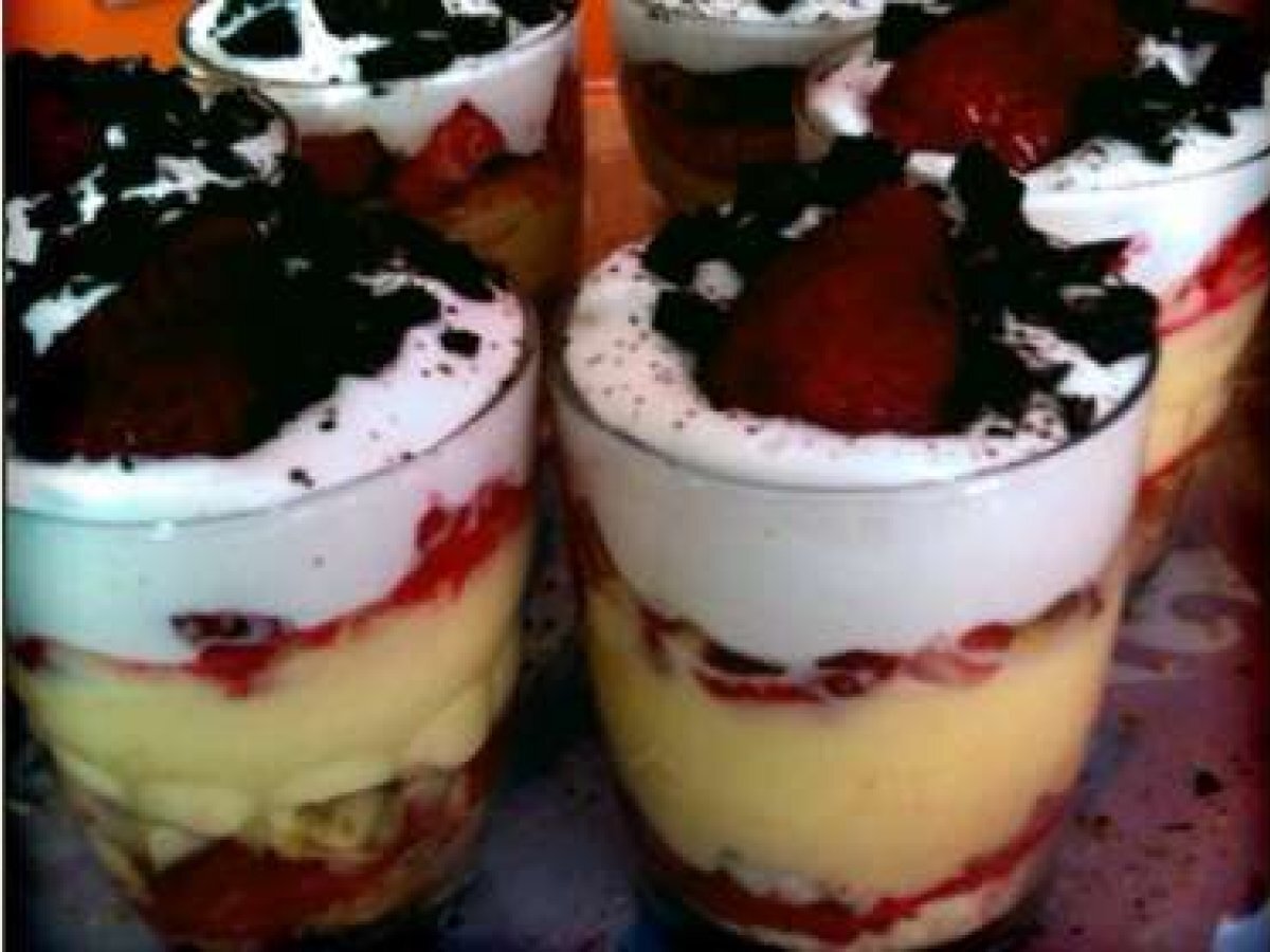 BICCHIERI GOLOSI CON DOPPIA CREMA E FRUTTA