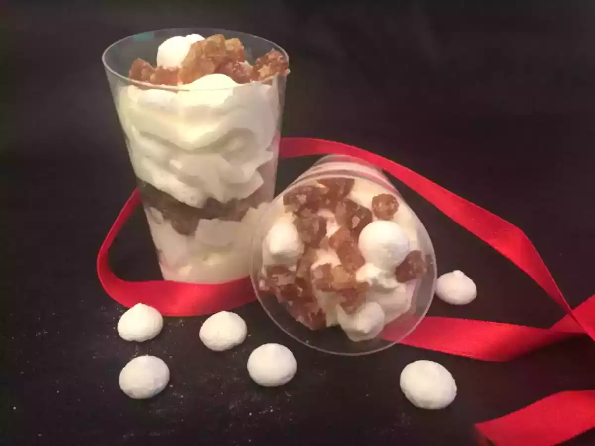 Bicchierini ai marron glacé, meringhe e crema chantilly