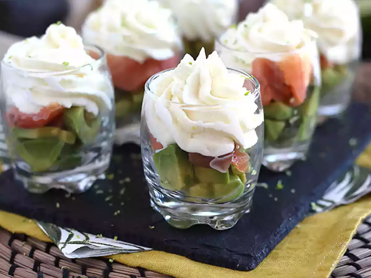 Bicchierini avocado e salmone affumicato