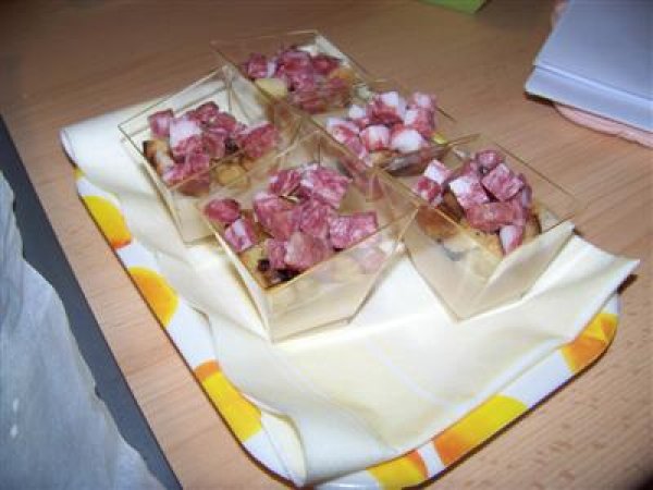 Bicchierini con crema di cannellini e tocchetti di salame