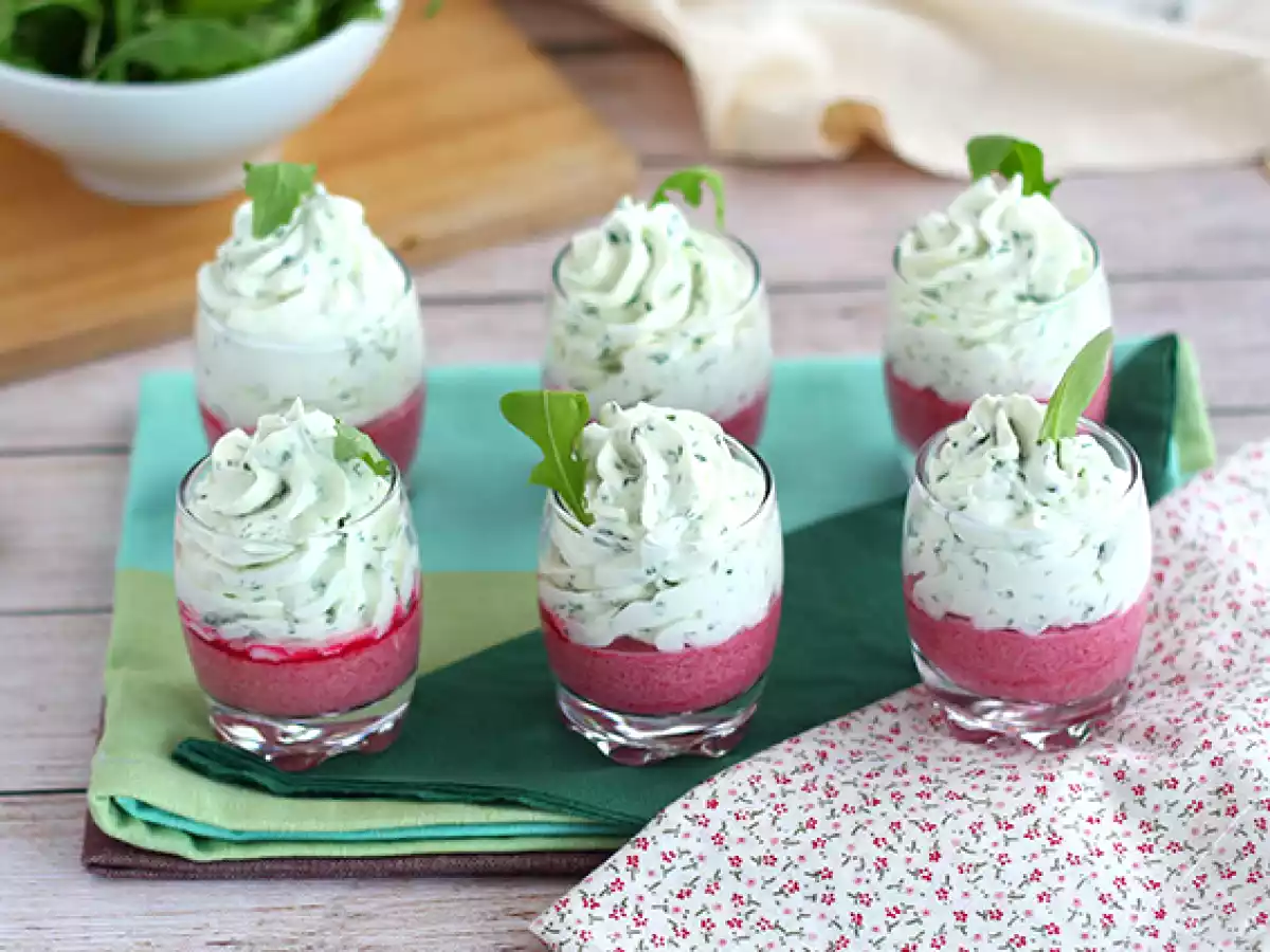 Bicchierini di barbabietola e mousse di rucola
