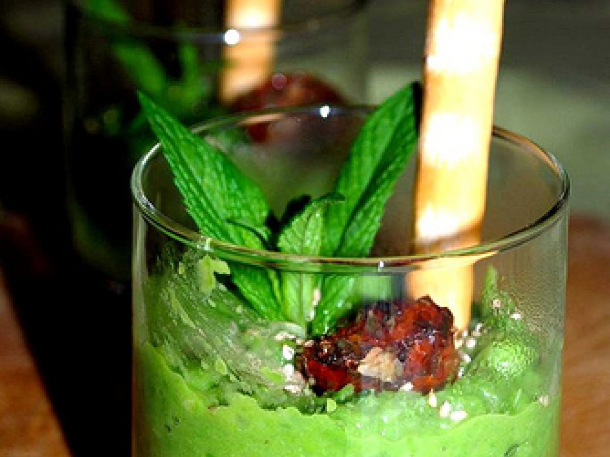 Bicchierini di Crema di piselli alla menta, semi di sesamo e pomodorini confit