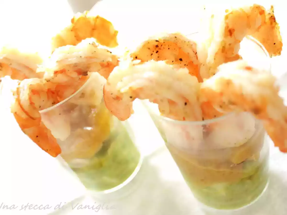 Bicchierini di Feta, gamberi e creme multicolor