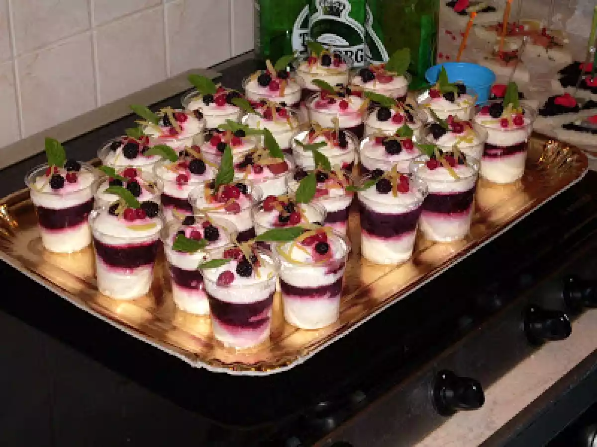 Bicchierini di Mousse al Limone con Geleè ai Frutti di Bosco ... - foto 2