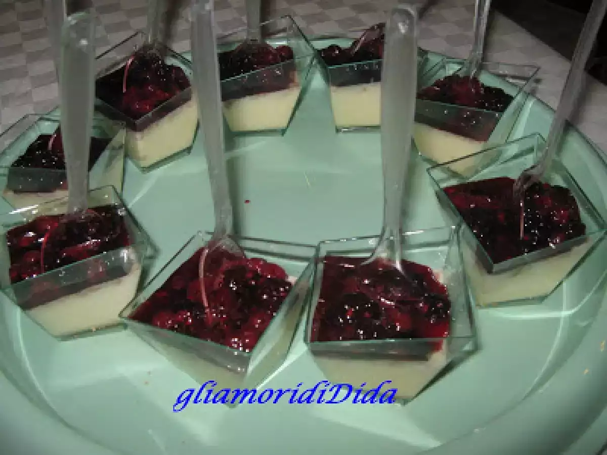Bicchierini di panna cotta ai frutti di bosco e all'amarretto - foto 2