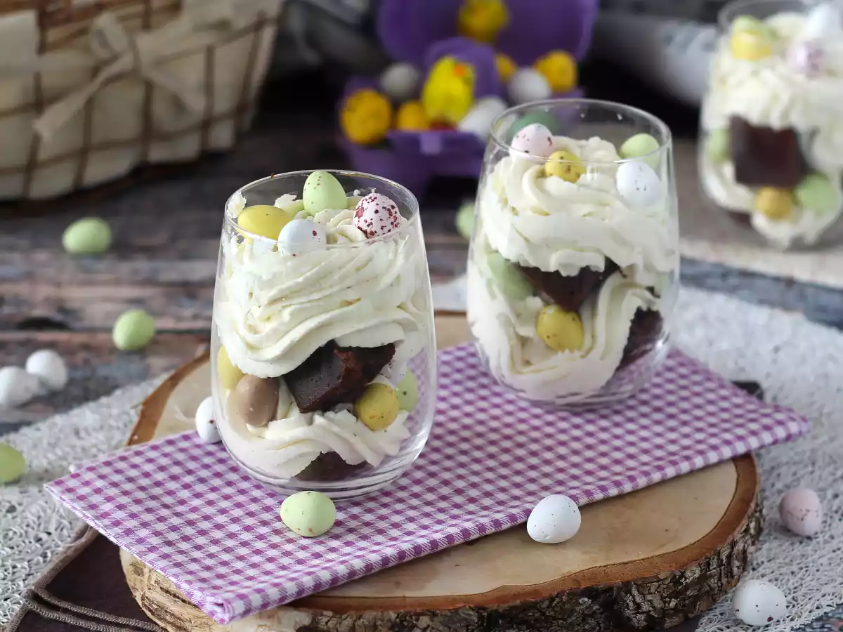 Bicchierini di Pasqua con brownie e crema al mascarpone