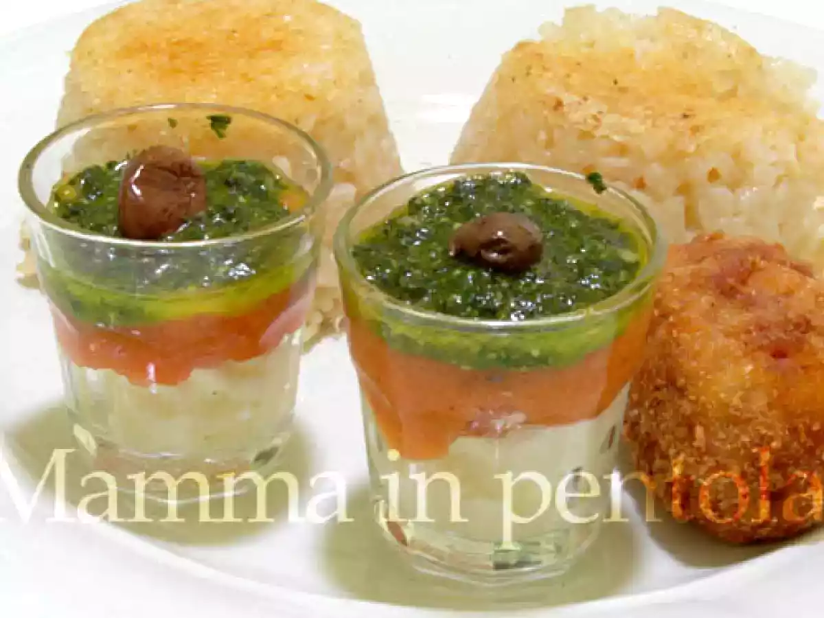 Bicchierini di pomodoro, burrata e salsa di basilico