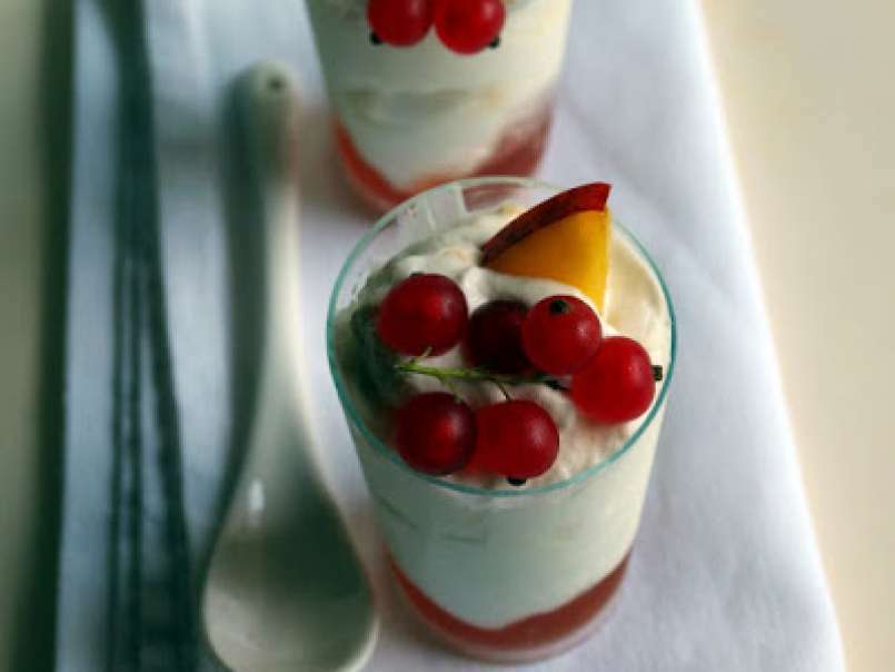 Bicchierini di yogurt e frutta