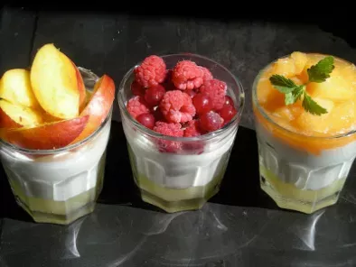 Bicchierini di yogurt greco e frutta