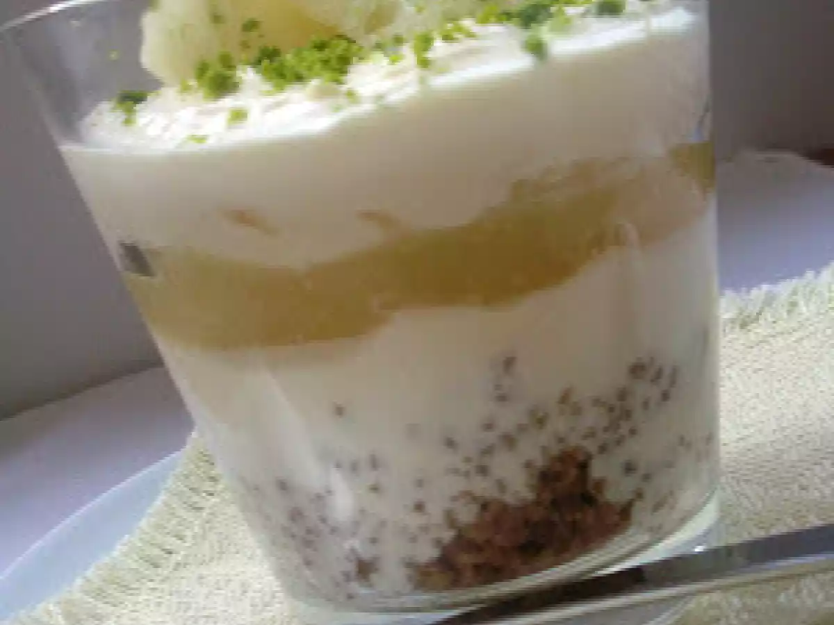 Bicchierino con bavarese alla vaniglia, gelée all'ananas e crumble alla cannella