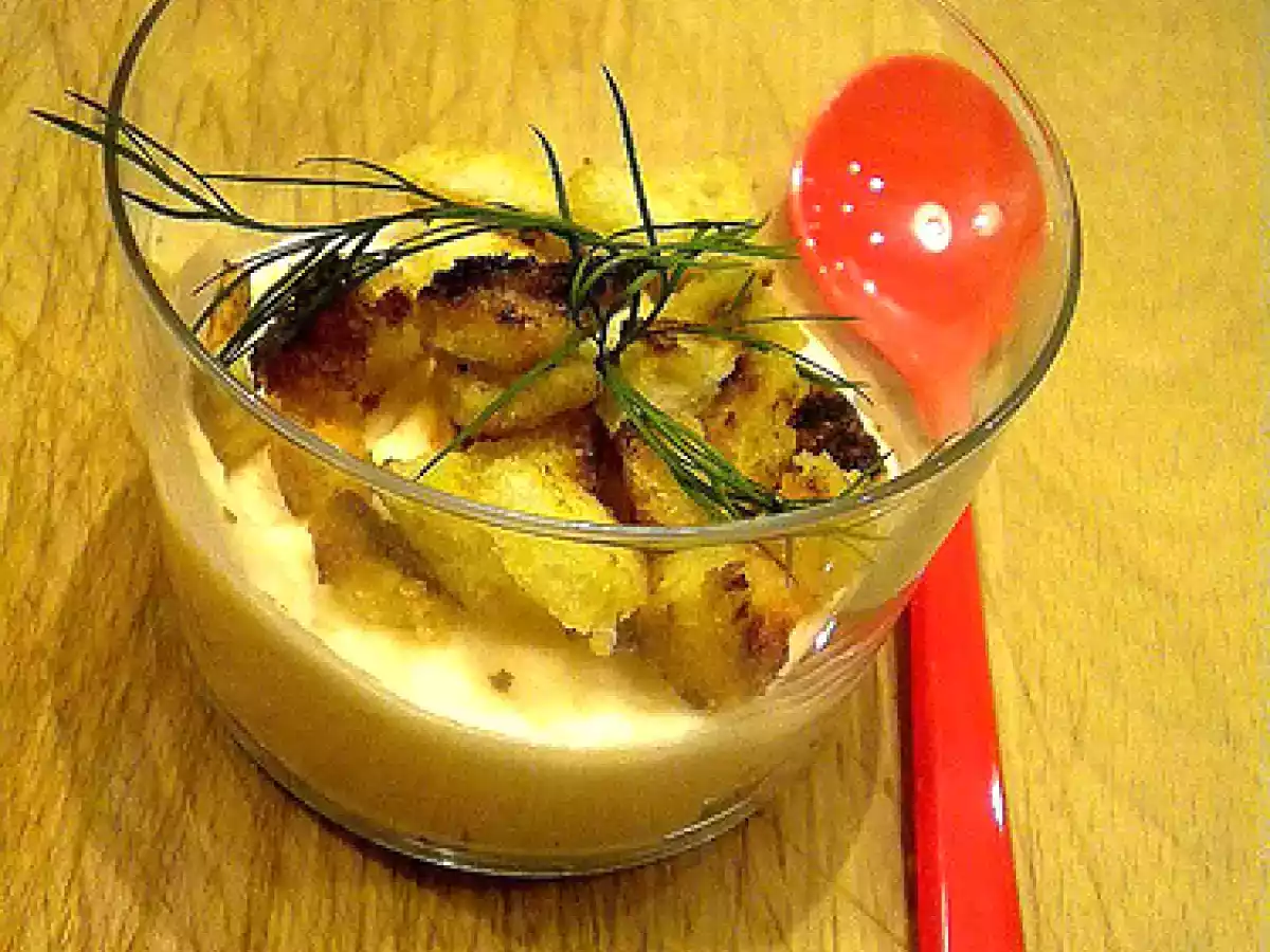Bicchierino con mousse di salmone, crostini e aneto