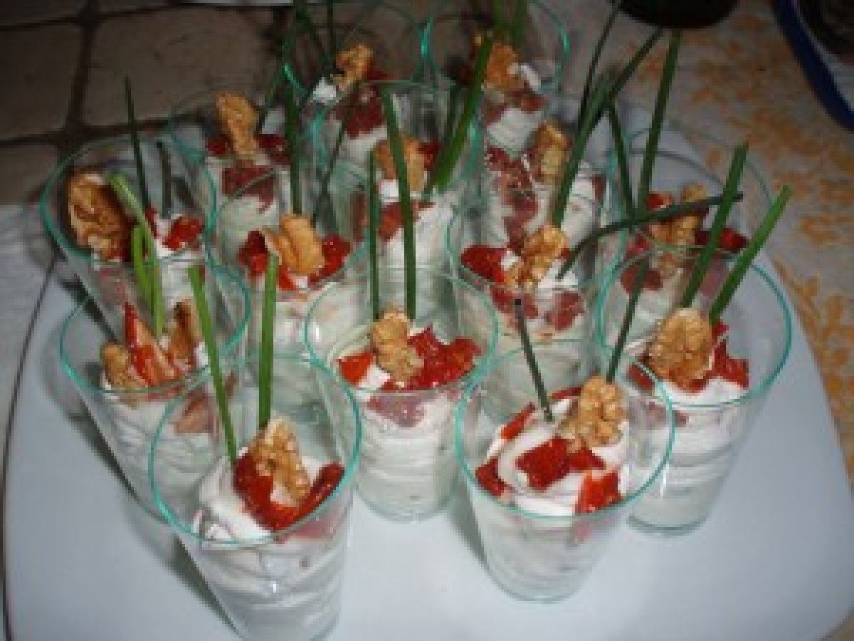 Bicchierino di formaggio di capra con pomodori secchi