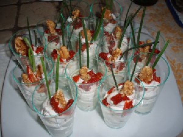 Antipasti Di Natale Nei Bicchierini.Bicchierino Di Formaggio Di Capra Con Pomodori Secchi Ricetta Petitchef