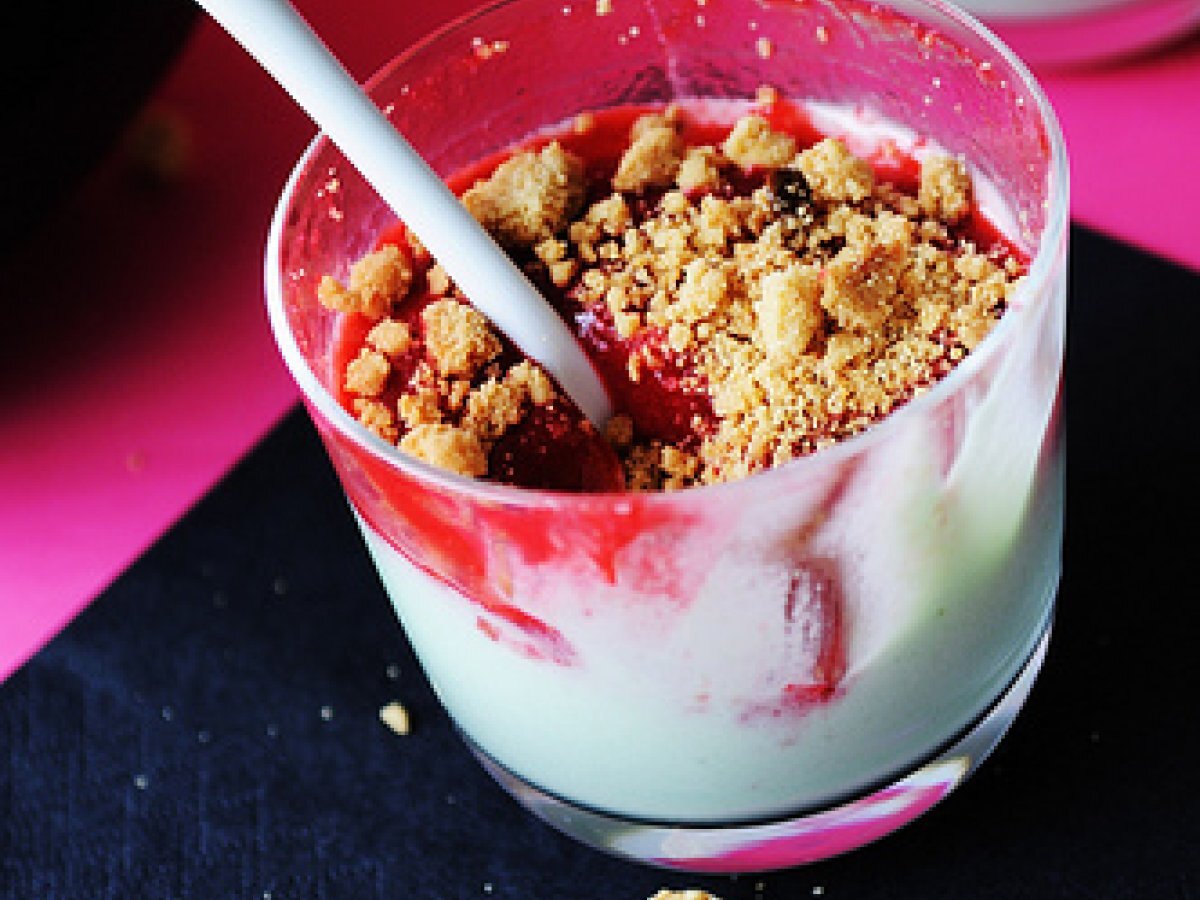 Bicchierino di Mousse di Uva spina, Gelée di Lamponi e Crumble allo Zenzero