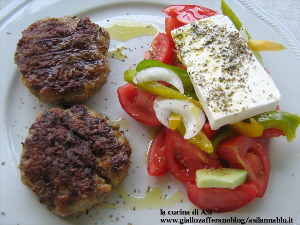 BIFTEKI CON INSALATA GRECA