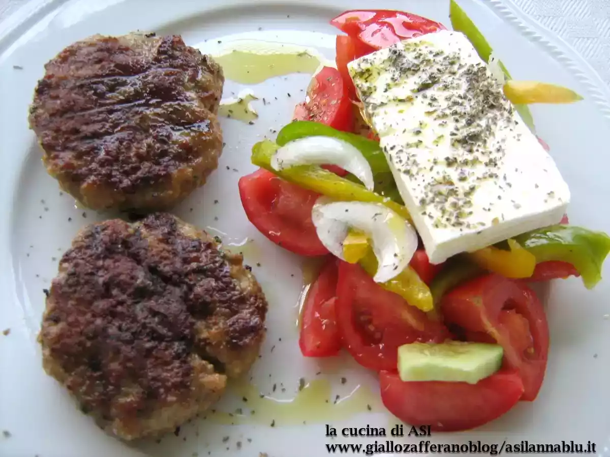 BIFTEKI CON INSALATA GRECA