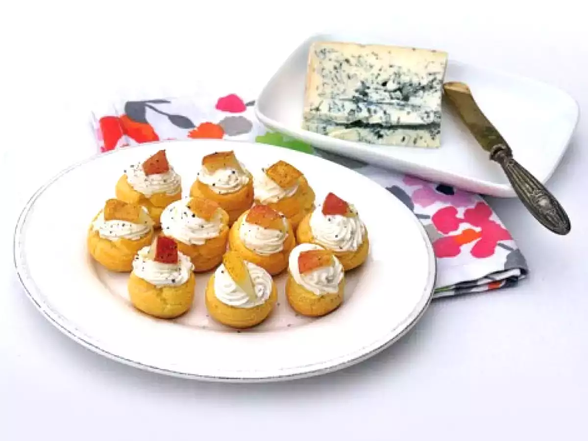 Bignè al Gorgonzola con pera caramellata