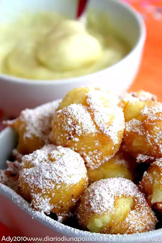 Bignè fritti con crema alla vaniglia