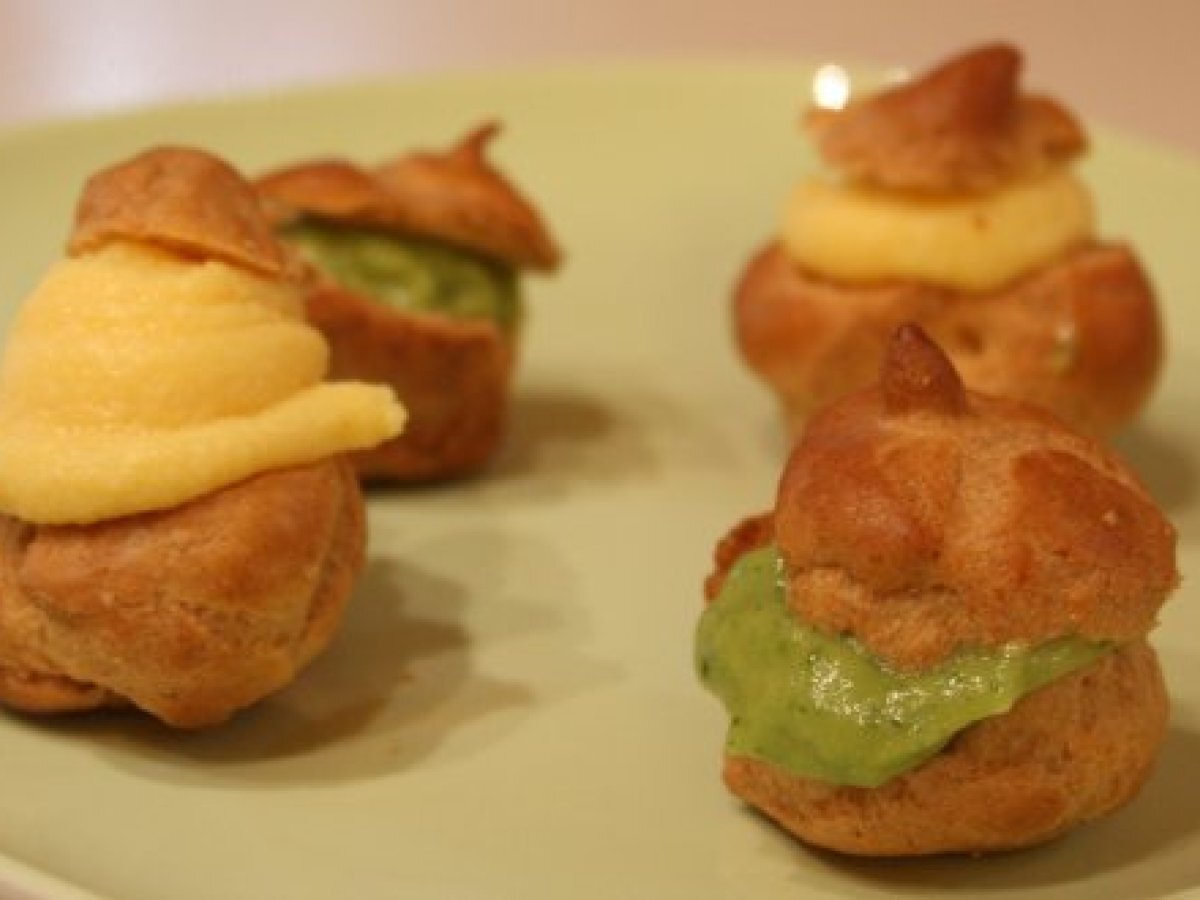 Bignè salati con crema pasticciera al parmigiano e salsa di zucchine