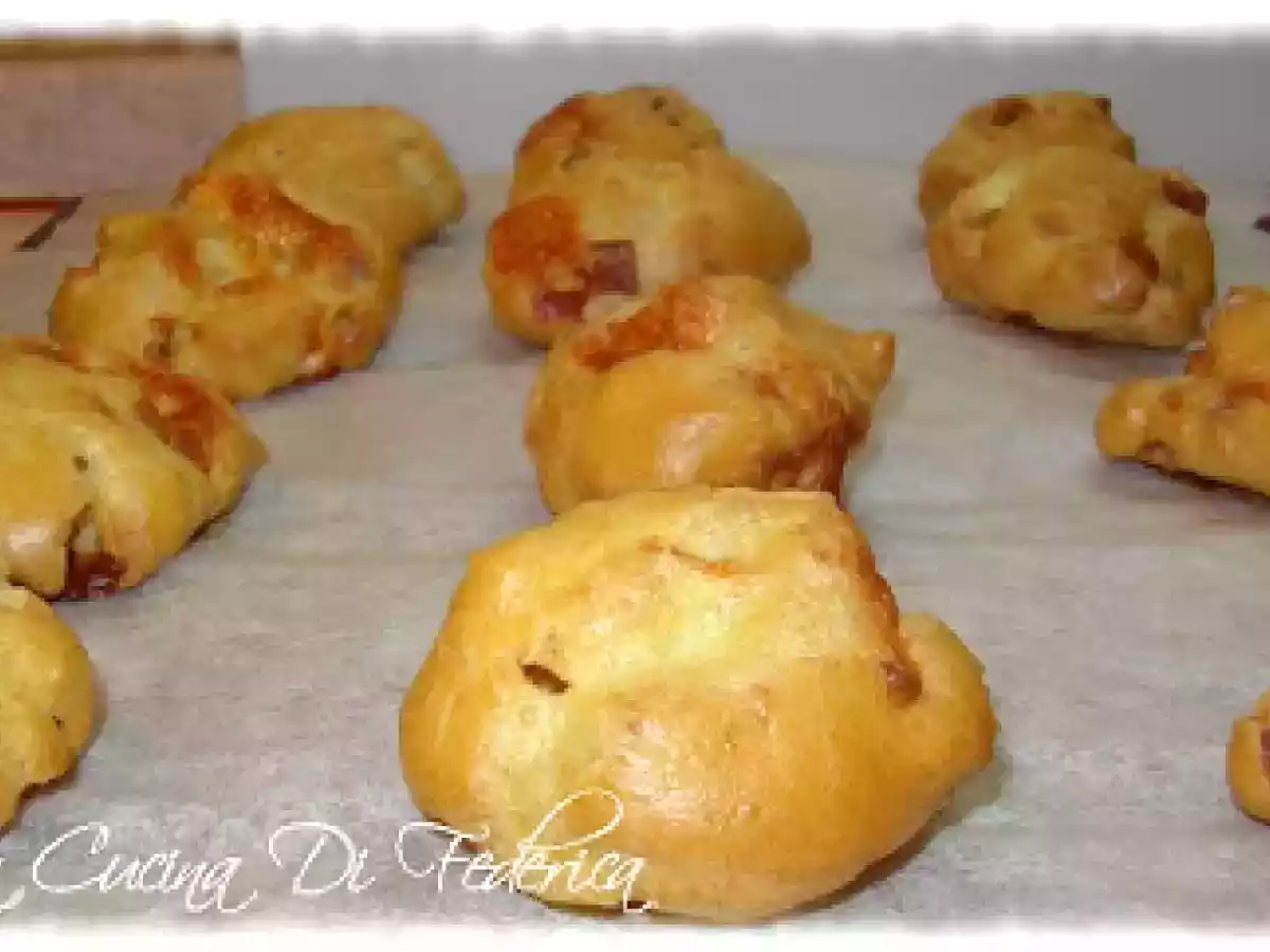 Bignè salati con salame e provola