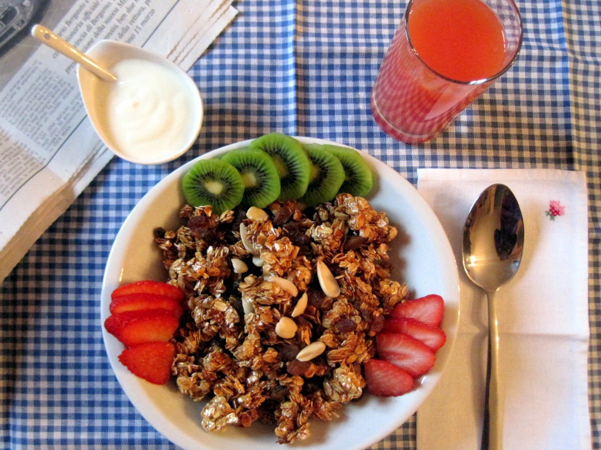 Bircher Muesli con yogurt e spremuta di pompelmo