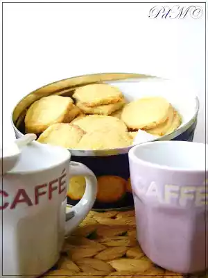 Biscotti al burro home made. danish butter cookies. al limone e zucchero di canna