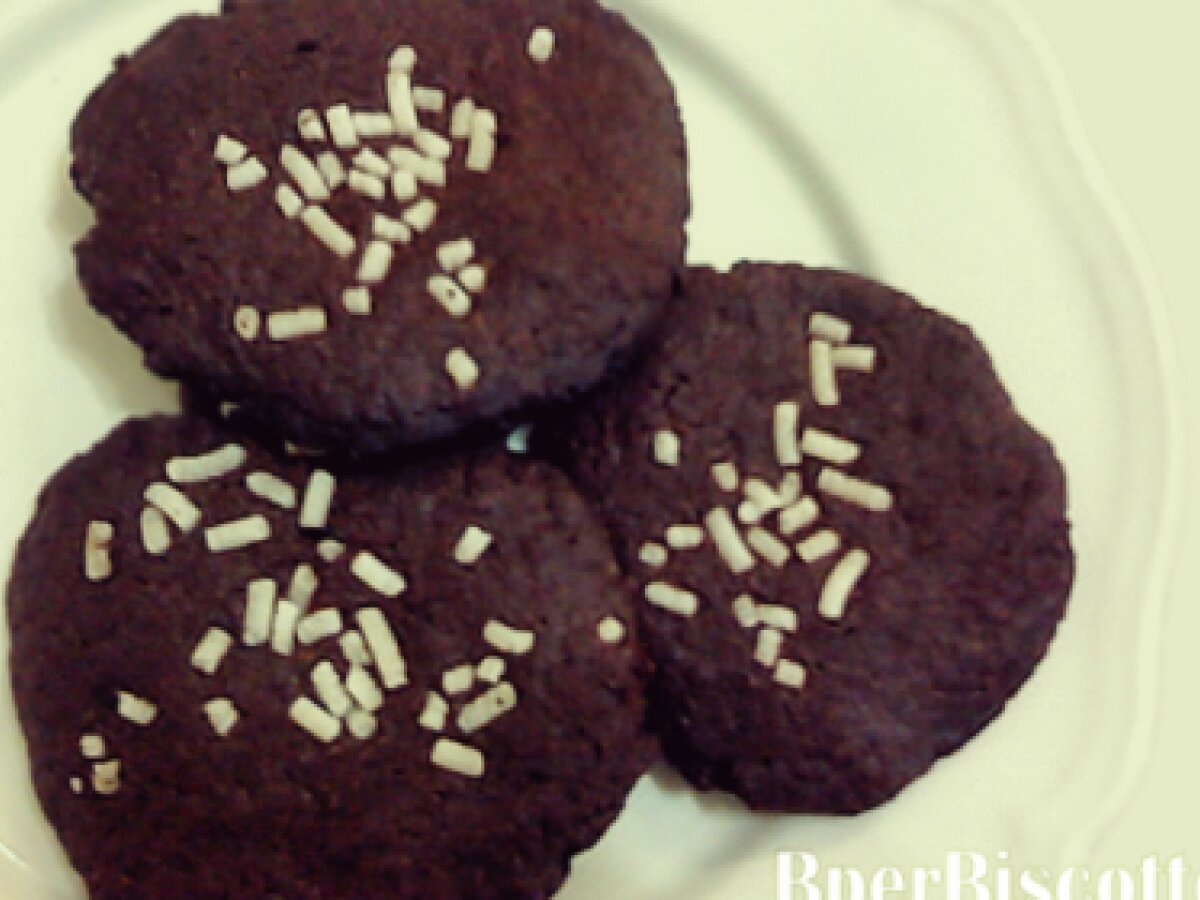 Biscotti al cacao e granella di zucchero
