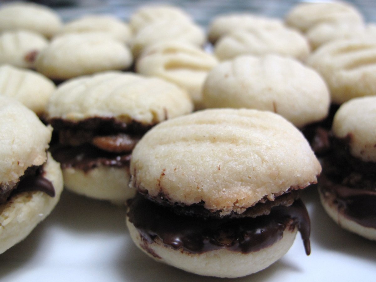Biscotti al cioccolato farciti alla crema di caffè