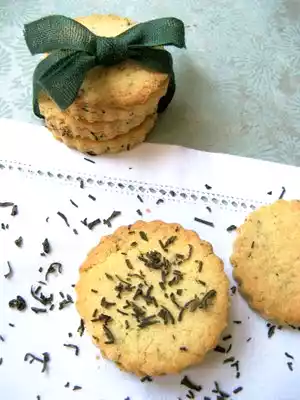 Biscotti al tè affumicato e nocciole delle langhe
