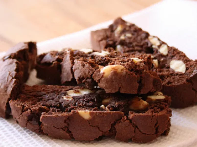 Biscotti cioccolato e mandorle con gocce di cioccolato, foto 1