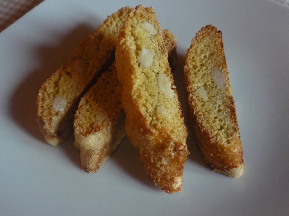 Biscotti con farina di mais e un goccio di rum