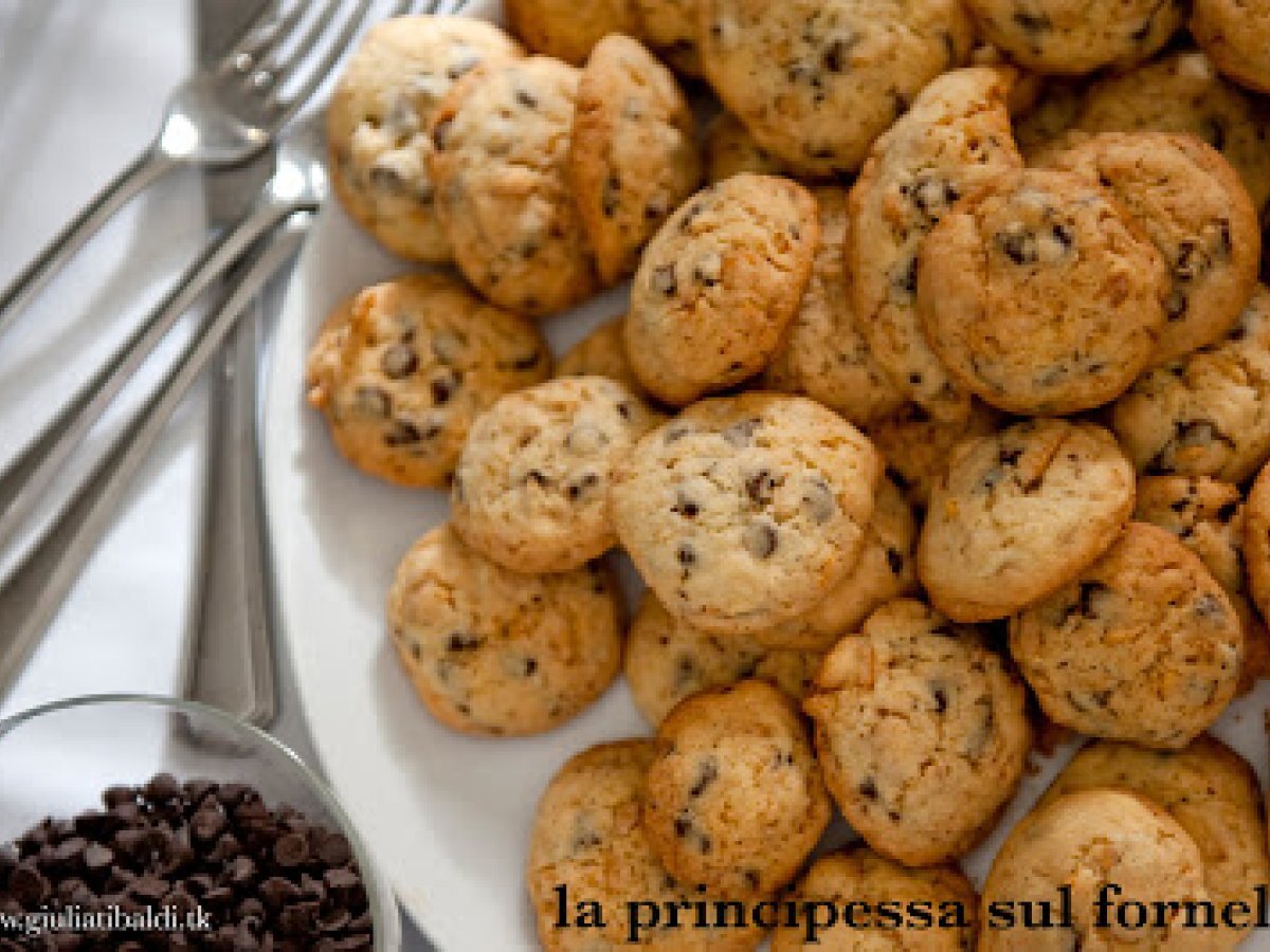 Biscotti con gocce di cioccolato e corn flakes