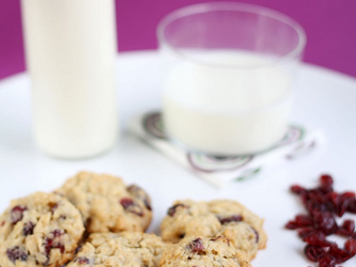 Biscotti con mirtilli rossi e cioccolato bianco e fiocchi d'avena