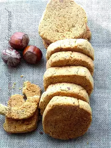 Biscotti con pasta madre alle nocciole