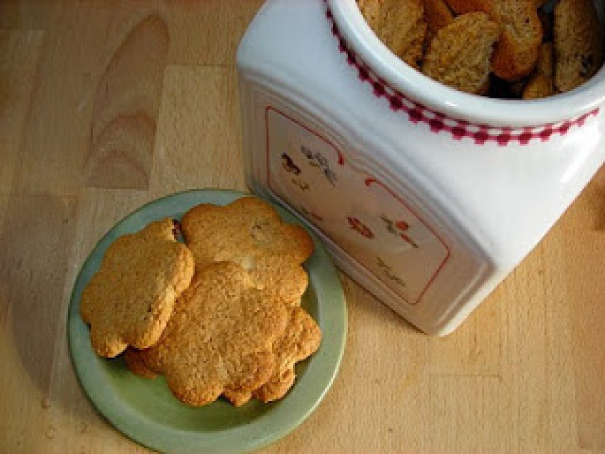 Biscotti di farro e arancia all'uvetta