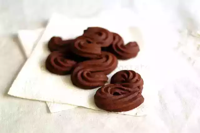 Biscotti di frolla montata al cacao. la sablè di hermè!