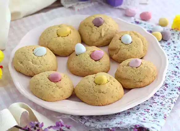 Biscotti di pasqua con ovetti di cioccolato