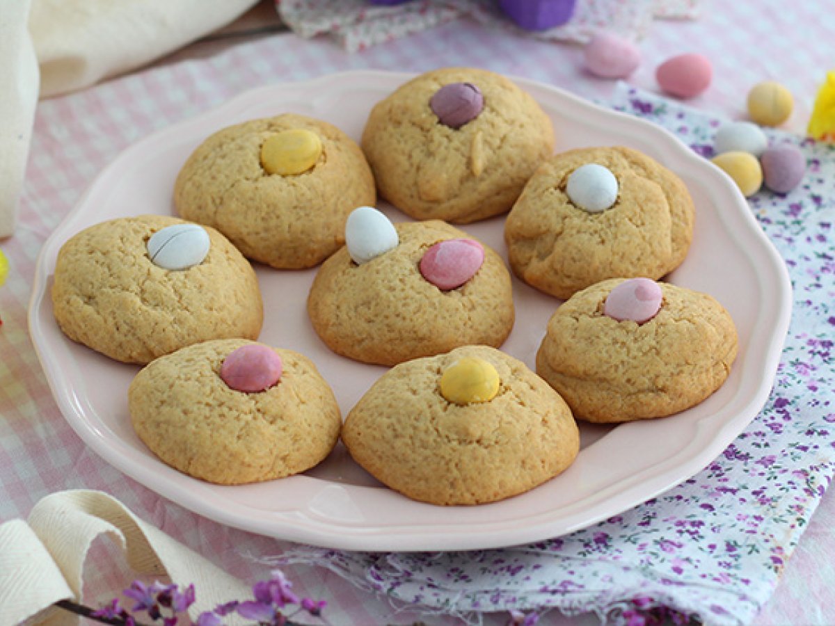 Biscotti di Pasqua con ovetti di cioccolato